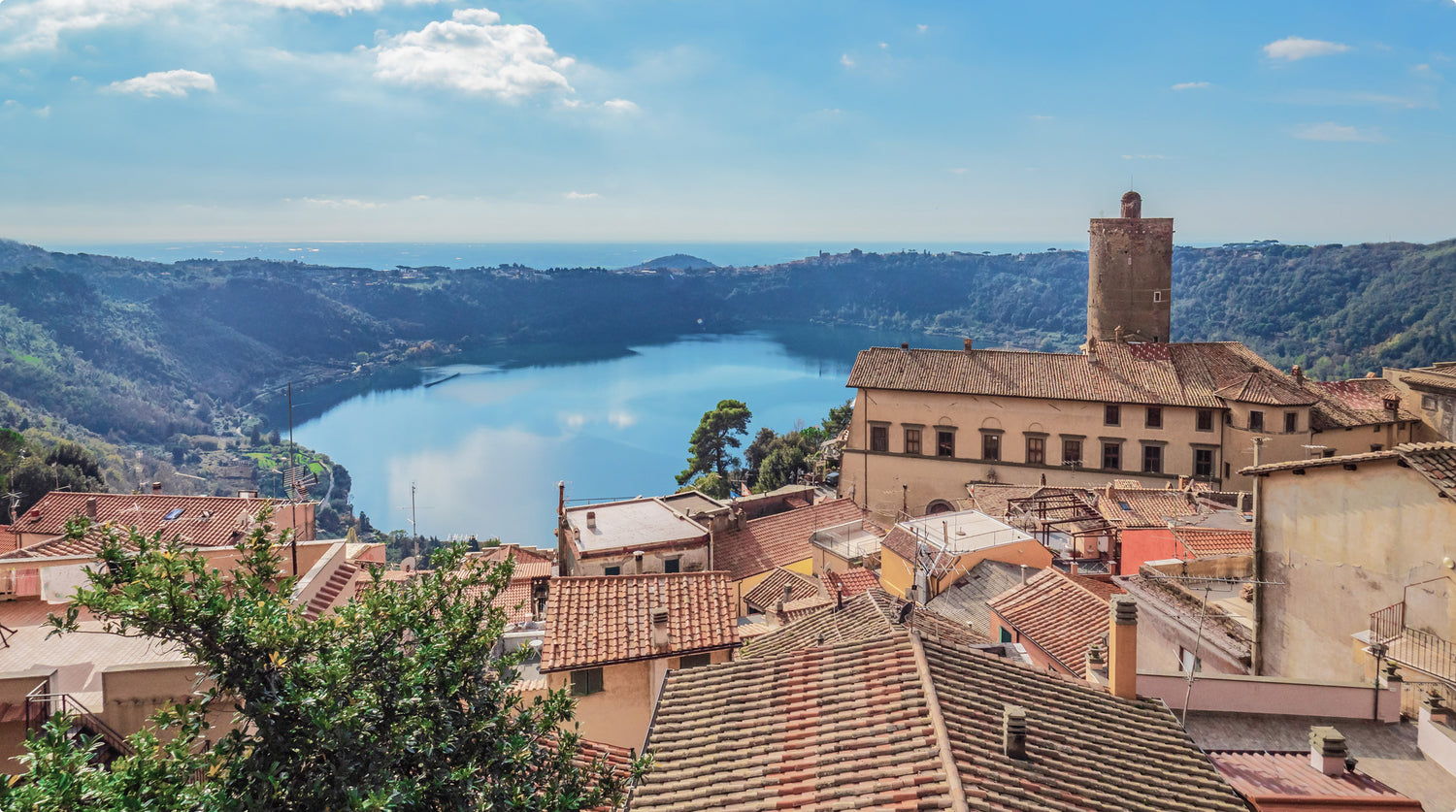 Der Blick von Nemi öffnet sich auf den Lago di Nemi, einen der vulkanischen Kraterseen der Colli Albani.